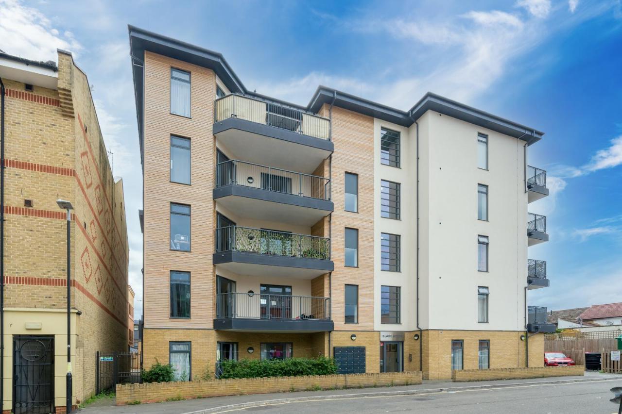 **New** Divine Apartments Slough High Street 2 Bed Exteriör bild